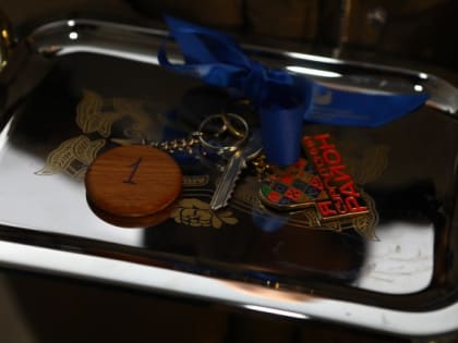 ​Глава Сургутского района вручил ключи от новой квартиры бойцу СВО