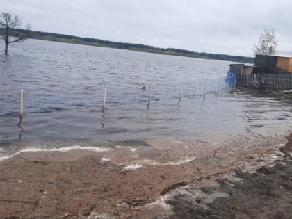 В Югре паводковыми водами затопило восемь домов