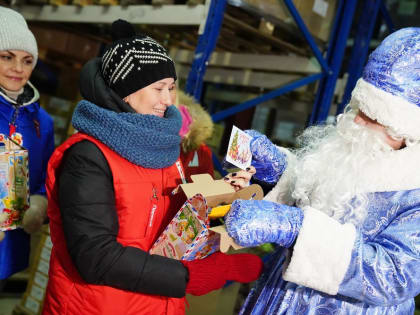Жители КуZбасса отправили 15 тысяч подарков для всех детей Горловки