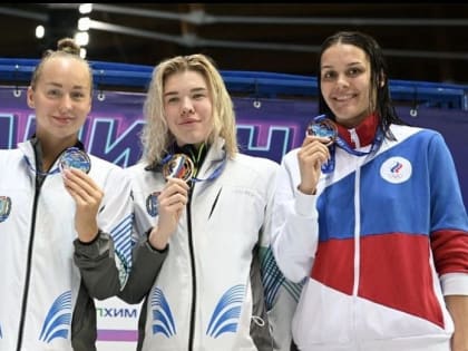 Анастасия Гуженкова - чемпионка,  Анна Егорова - серебряный призер Чемпионата России по плаванию