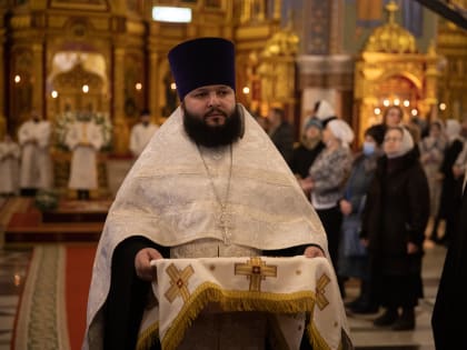 В канун Рождества Господа Бога и Спаса нашего Иисуса Христа митрополит Ханты-Мансийский и Сургутский Павел совершил вечернее богослужение в Воскресенском кафедральном соборе г. Хан