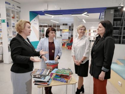Партийцы Югорска поддержали акцию «Дарите книги с любовью»