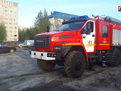 Автомобиль сгорел в Сургуте из-за детской шалости с огнем. ВИДЕО