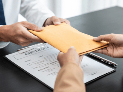 В Сургуте за взятки задержали сотрудницу трудовой инспекции