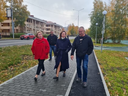 Оксана Михеева проверила ход строительства сквера в югорской столице