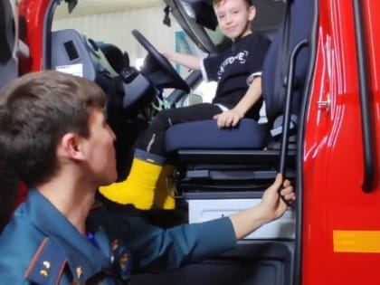 Нефтеюганские школьники побывали на экскурсии в одной из частей 6 пожарно-спасательного отряда.