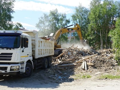 #МаршрутПостроен: глава Мегиона Алексей Петриченко проверил, как идет работа по сносу аварийного жилья