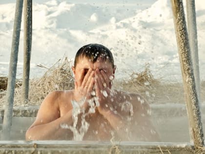 Пиелонефрит, обморок и пневмония: врач рассказал, чем может обернуться купание в проруби без подготовки