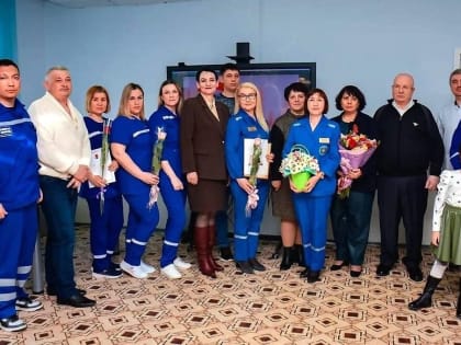 Владимир Семенов поздравил сотрудников скорой помощи