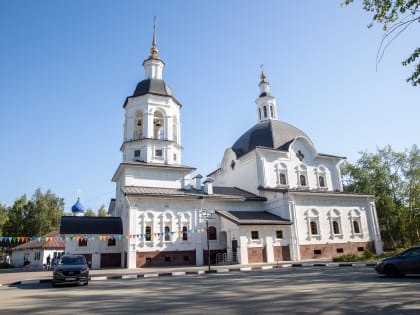 В Неделю 9-ю по Пятидесятнице, митрополит Ханты-Мансийский и Сургутский Павел совершил Божественную литургию в храме в честь святых мучениц Веры, Надежды, Любови и матери их Софии 