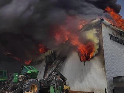 В Нижневартовске пожарные потушили загоревшийся ангар