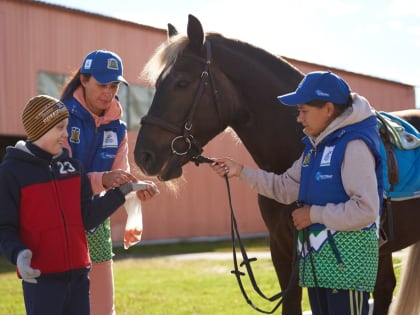 Юные жители Ханты-Мансийска бесплатно проходят иппотерапию в конноспортивном клубе «Мустанг»
