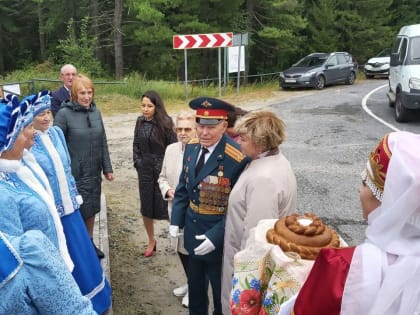 В Шапше Ветеран Великой Отечественной войны Иван Петрович Лыткин передал копии Знамён Победы участникам специальной военной операции на Украине