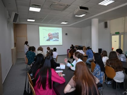 Сотрудники Государственной библиотеки Югры поблагодарили Руслана Проводникова