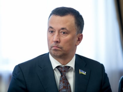 Владислав Фоменко передал в зону СВО машины для военнослужащих югорчан