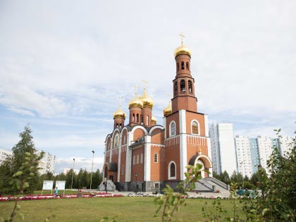 В канун дня памяти великомученика Пантелеимона митрополит Ханты-Мансийский и Сургутский Павел совершил всенощное бдение в храме в честь Рождества Христова г. Нижневартовска