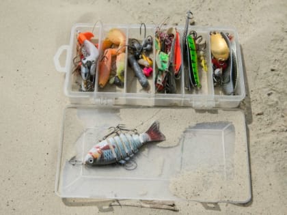 Зимняя рыбалка в Сургутском районе: отец и сын открывают сезон