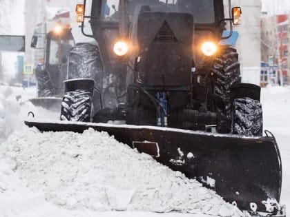 Жители Белого Яра чистят дворы от снега за свой счет