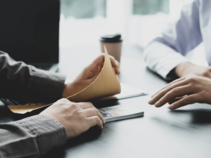 Бывшего инспектора Жилстройнадзора Югры за взятки отправили в колонию