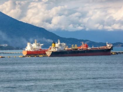 На черноморском побережье продолжают устранять нефтяное загрязнение