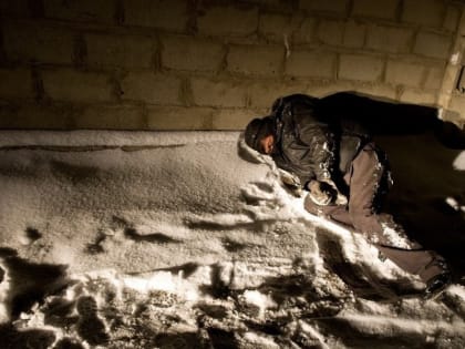 Пара избила незнакомого подростка и оставила замерзать на улице