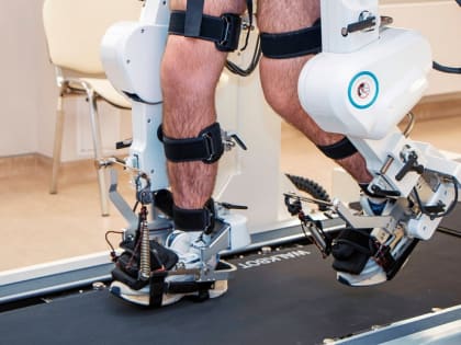 В Нижневартовской окружной больнице появился робот, который помогает пациентам учиться заново ходить