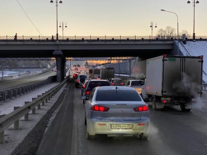 На югорской трассе столкнулись два грузовика. Погибли трое человек