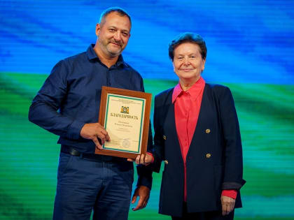 Наталья Комарова наградила лучших строителей Югры