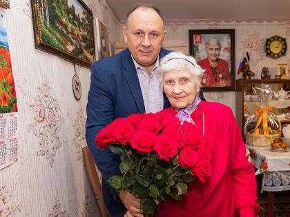 Максим Ряшин поздравил с 97-летием ветерана ВОВ Нину Панову