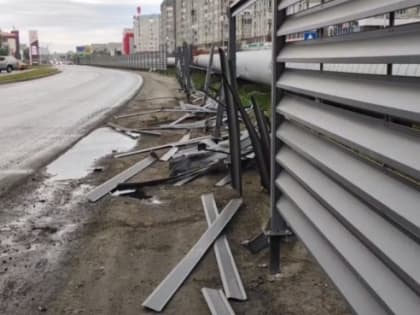 В Сургуте водитель авто снес новое ограждение магистральной теплотрассы