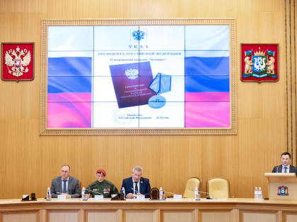 В Думе автономного округа вручили государственную награду участнику СВО