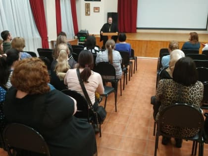 Клирик Никольского храма города Сургута принял участие в родительском собрании по выбору модуля «ОРКСЭ