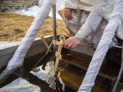 Жители Сургутского района отметили праздник Крещения. Фото и видео