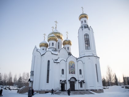 В Неделю 30-ю по Пятидесятнице, по Рождестве Христовом, митрополит Ханты-Мансийский и Сургутский Павел совершил Божественную литургию в храме в честь Святого Духа г. Нефтеюганска