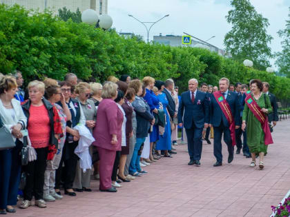 Борис Хохряков принял участие в открытии обновленной Доски Почета Нижневартовского района