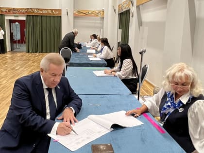 Борис Хохряков проголосовал на избирательном участке в Ханты-Мансийске