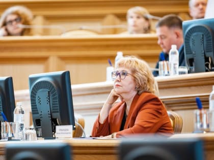 Ирина Урванцева отметила главные темы мероприятий парламентской недели