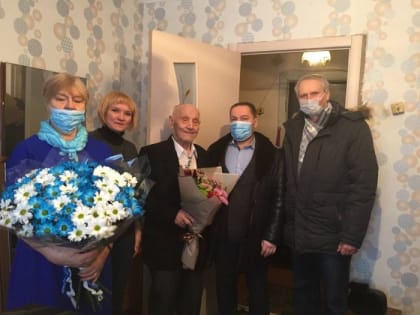 В Мегионе ветерану Великой Отечественной войны передали открытку от Путина в честь юбилея