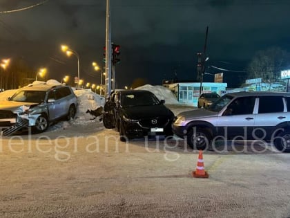 Водитель «Мазды» в Югре пытался проскочить на красный и устроил массовое ДТП