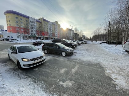 В Нижневартовске по просьбам жителей оборудуют возле больницы парковку на 60 мест