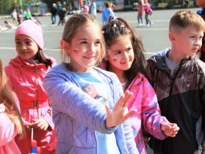 Более 50 праздничных акций и флешмобов прошли в Сургутском районе на День флага России