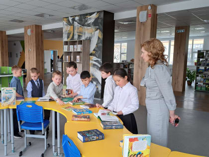 ГОРОЖАНЕ ДАРЯТ КНИГИ