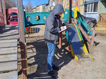 Власти Пойковского после жалоб местных жителей пообещали отремонтировать детские площадки