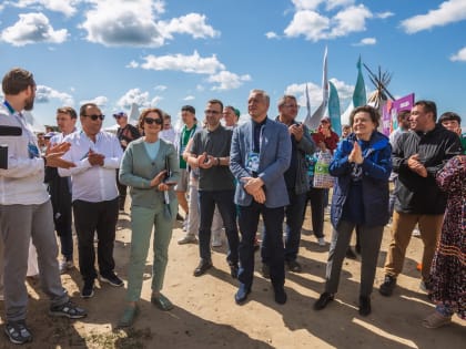 Василий Филипенко посетил этнофестиваль «Югорские обласа»