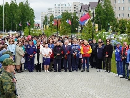 Светом благодарной памяти, светом любви нашей, светом скорби нашей пусть озарятся имена павших…