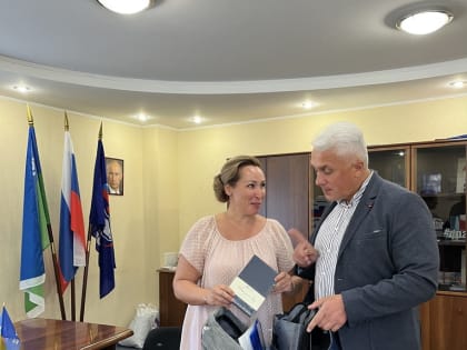 Игорь Бруслиновский передал школьный рюкзак с канцтоварами для детей из Макеевки