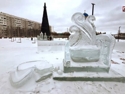 Даже достроить не успели: вандалы уничтожают фигуры в ледовых городках Сургута