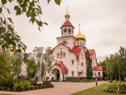 В Неделю 10-ю по Пятидесятнице, митрополит Ханты-Мансийский и Сургутский Павел совершил Божественную литургию в храме в честь вмч. Георгия Победоносца г. Сургута