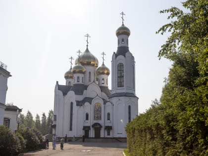 В День Святого Духа митрополит Ханты-Мансийский и Сургутский Павел совершил Божественную литургию в храме в честь Святого Духа  г. Нефтеюганска