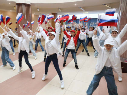 Дождливая погода не помешала жителям Нефтеюганска отметить День флага России